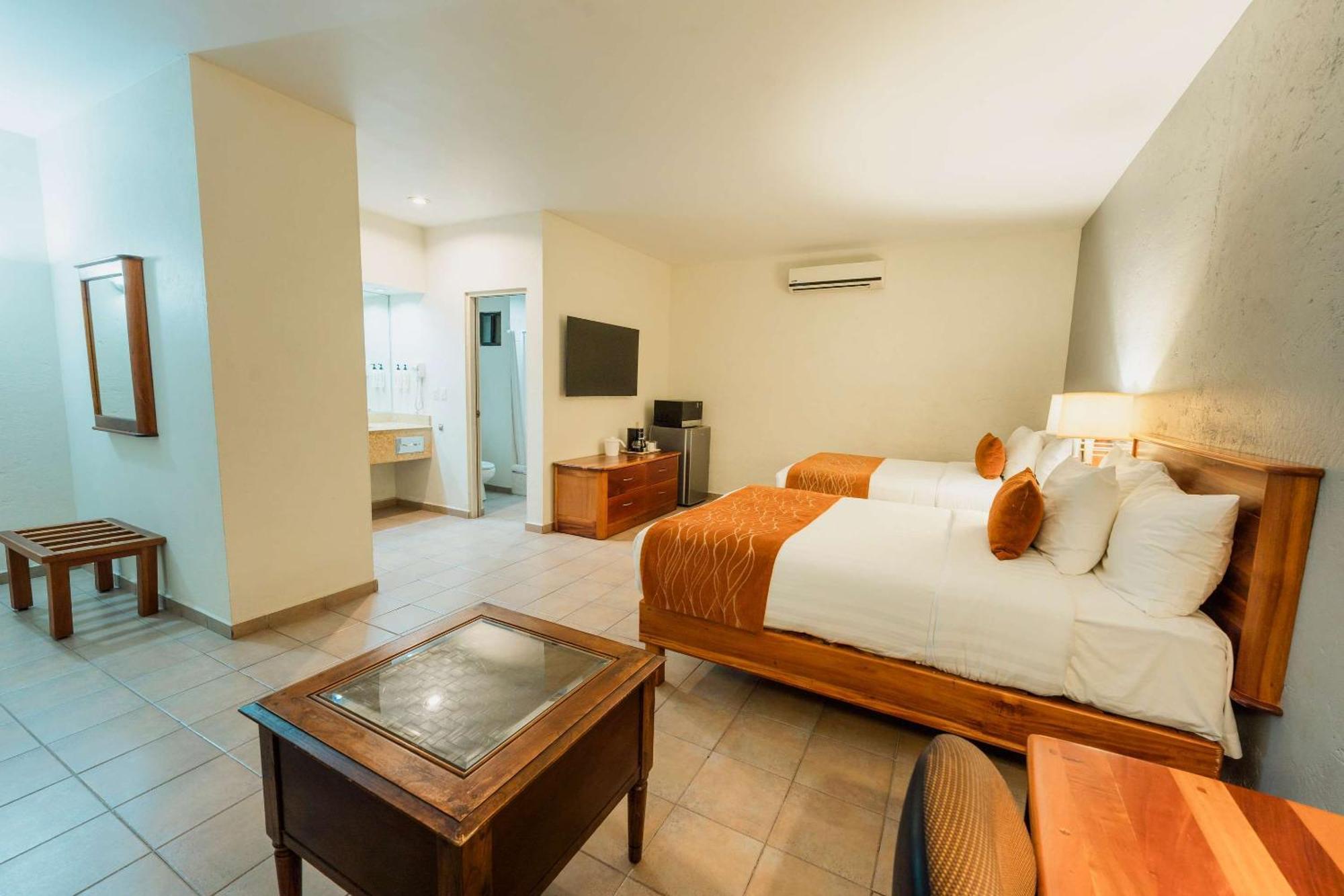Comfort Inn Tampico Bagian luar foto